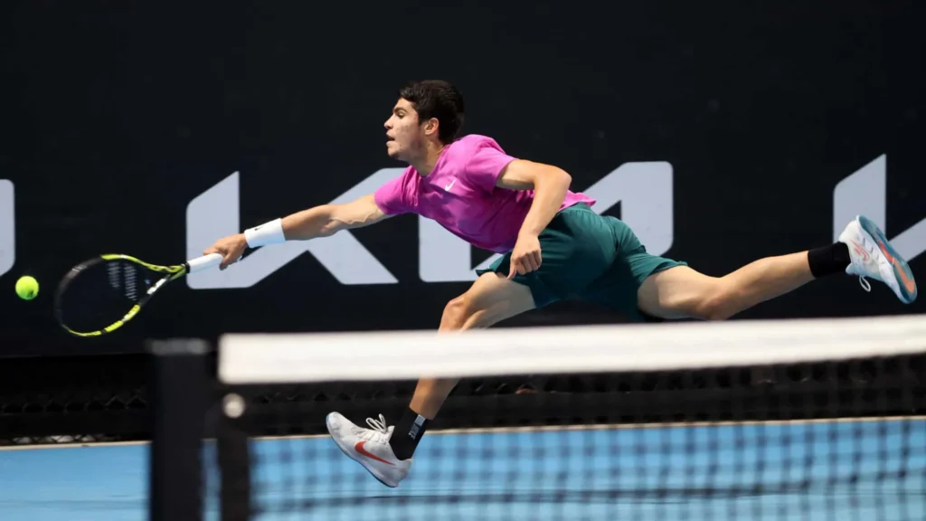 Alcaraz vira jogo, vê Musetti desistir e volta à final de Roland Garros