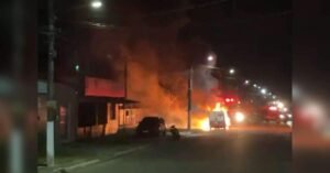 Ambulância pega fogo no meio da rua em Santa Izabel do Pará e assusta moradores; não houve feridos