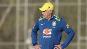 Ancelotti promete cantar Alejandro Sanz e Andrea Bocelli em trote da seleção