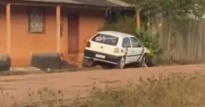 Após capotar, carro colide com calçada de residência em Itaituba na manhã deste sábado