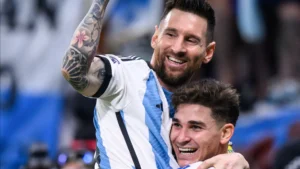 Argentina sobra, é 'campeã' e deixa Chile quase fora da Copa