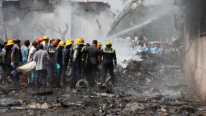 As devastadoras imagens do avião que caiu com 242 pessoas na índia