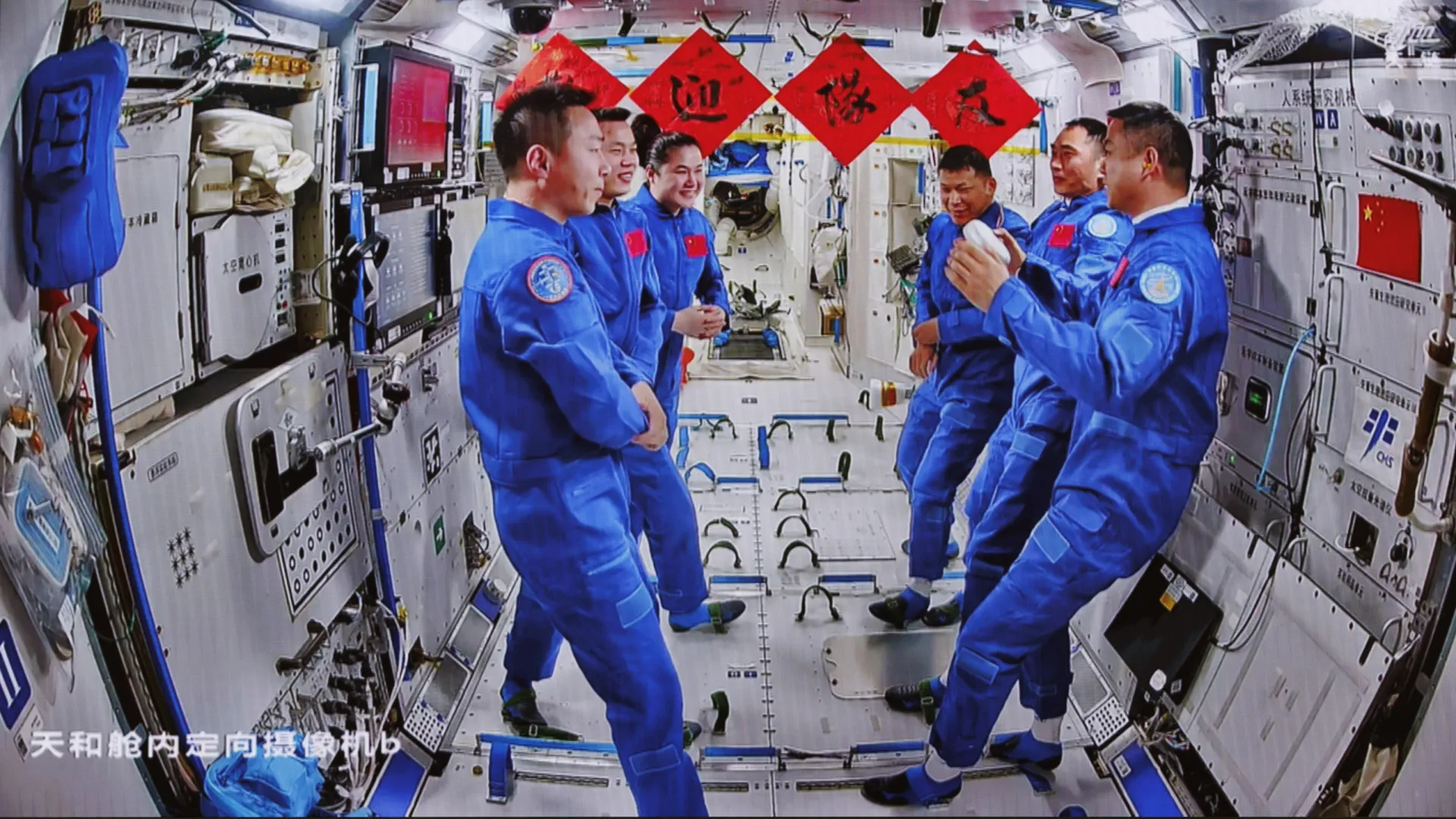 Astronautas chineses completam segunda caminhada espacial