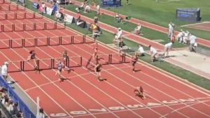Atleta vence prova de 100m com barreiras mesmo após tropeçar e cruzar a linha com cambalhotas