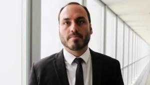 Bolsonaro pretende lançar Carlos a senador por Santa Catarina