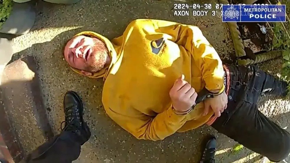 Brasileiro que matou adolescente com espada pega prisão perpétua