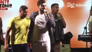 Cantor que recebeu em palco suspeito de matar ex-namorada revela tristeza