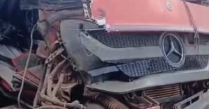 Carreta fica destruída ao se envolver em acidente com caminhão boiadeiro na BR-163