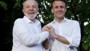 Celebrado por prefeita, Lula inaugura 'floresta urbana' em Paris