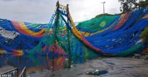 Chuva derruba parte da estrutura de arraial na Praça Waldemar Henrique, em Belém