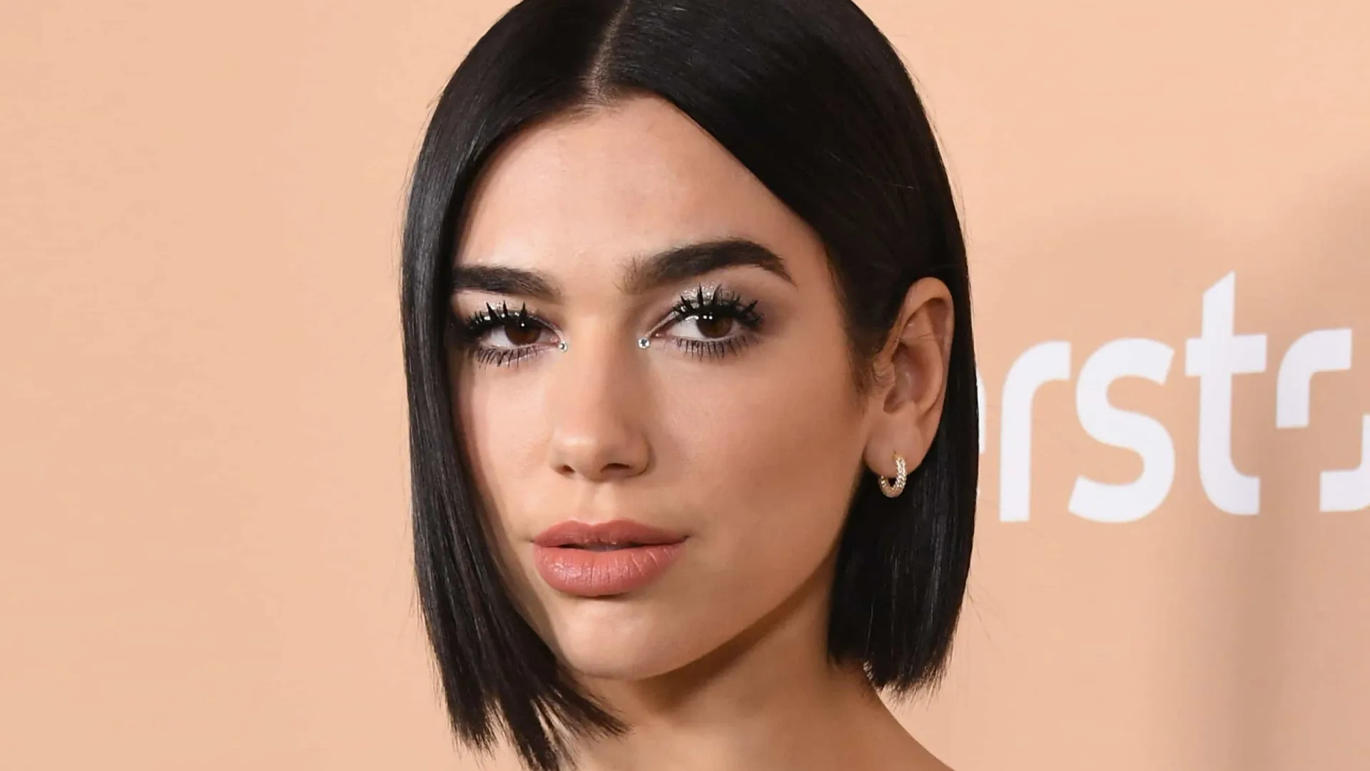 Dua Lipa confirma noivado com Callum Turner.webp
