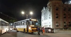 Em Belém, ônibus avança sinal e bate carro com três pessoas na noite deste domingo (29)