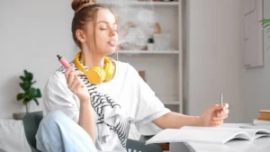 Estudo: Vapes descartáveis são mais cancerígenos do que cigarros