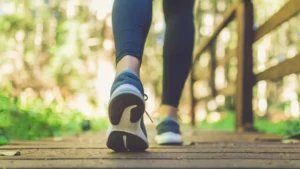 Estudo revela que caminhadas semanais podem aliviar as dores nas costas