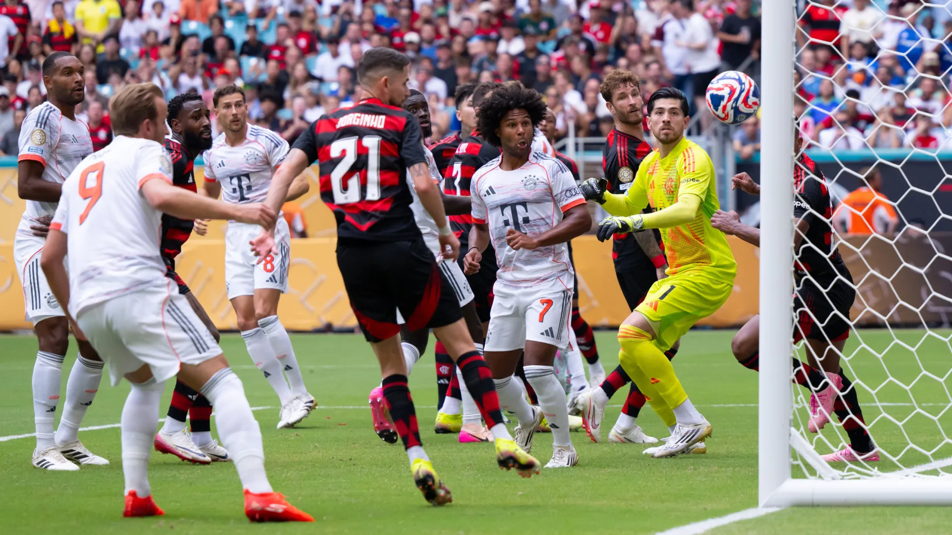 Flamengo comete erros com a bola e castigado pelo Bayern.webp
