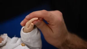 Homem agride bebê ao achar que casal usava boneca 'reborn' para furar fila