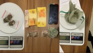 Homem é preso com maconha após fugir de veículo na contramão