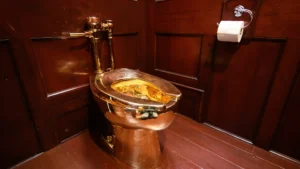 Homens que roubaram privada de ouro na Inglaterra são condenados a prisão
