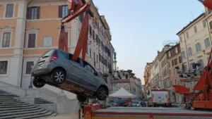 Idoso é resgatado após tentar descer famosa escadaria de Roma de carro