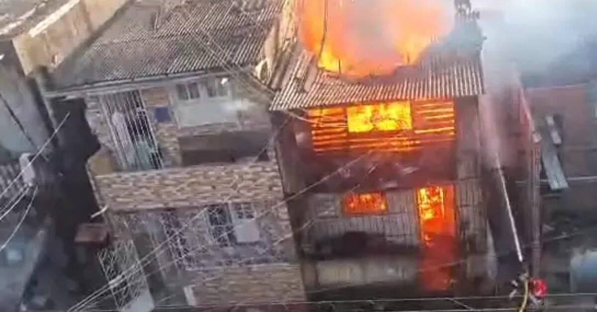 Incêndio atinge casas em vila na Cremação, em Belém