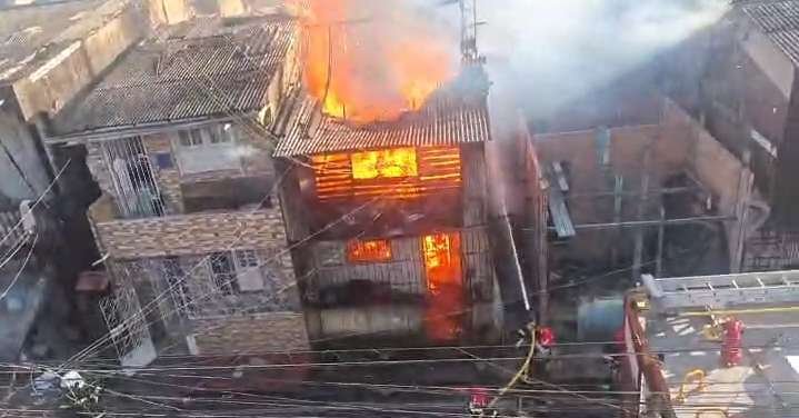 Incêndio destrói casas dentro de vila no bairro da Cremação, em Belém