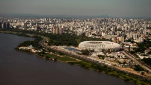 Lago Guaíba atinge cota de inundação por alguns minutos em Porto Alegre