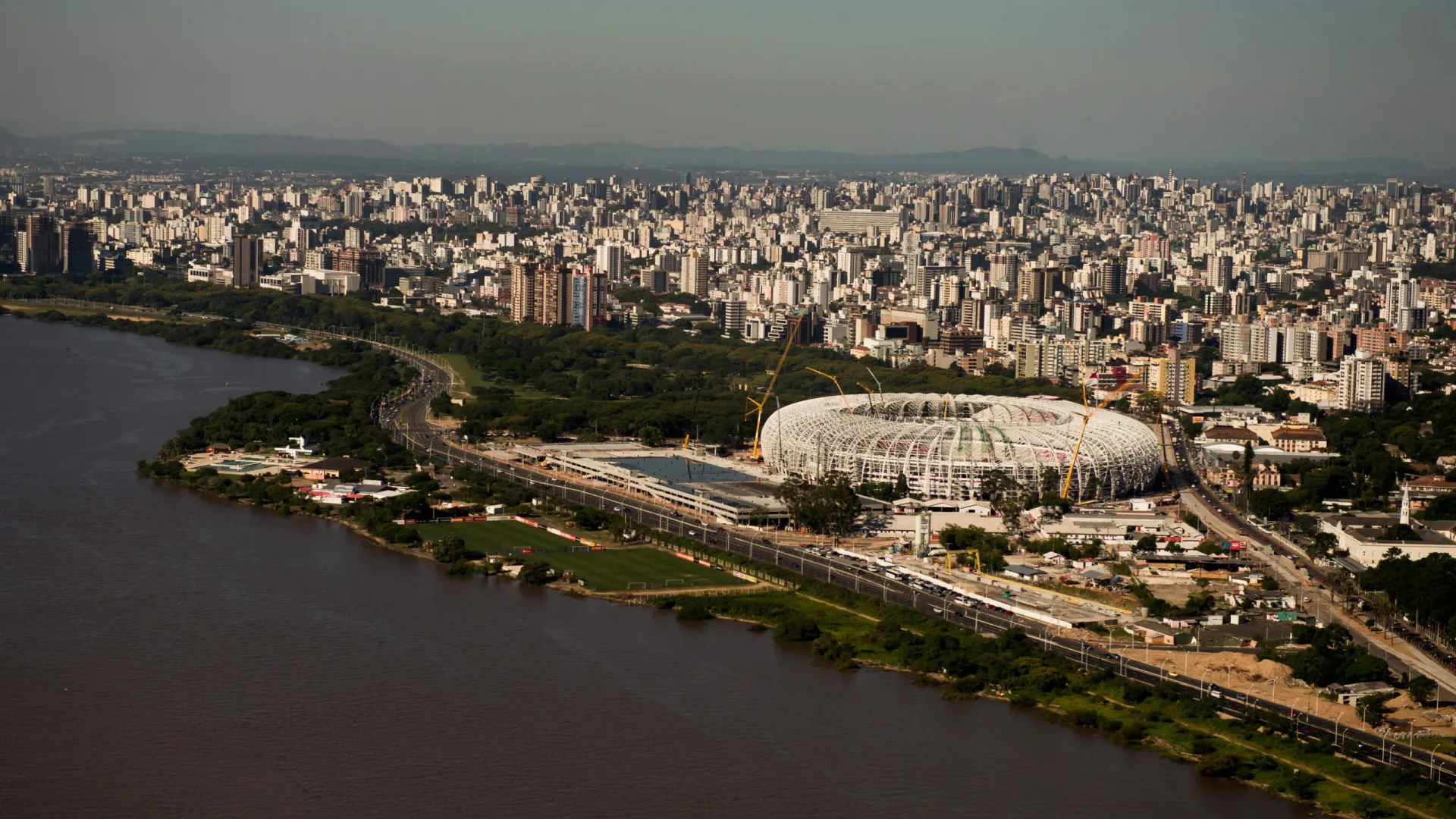 Lago Guaíba atinge cota de inundação por alguns minutos em Porto Alegre
