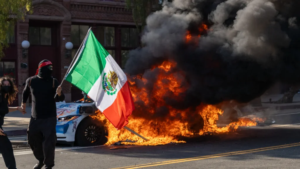 Manifestantes anti-ICE entram em confronto com a polícia em Los Angeles