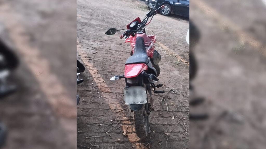 Moto furtada é recuperada após ser mal estacionada no Cidade Jardim