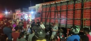Motociclista morre ao colidir em caminhão estacionado