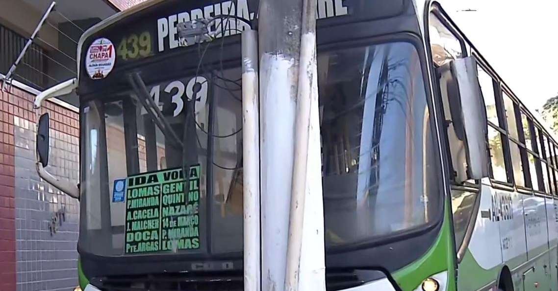 Ônibus colide contra poste no bairro Umarizal, em Belém