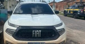 PRF recupera carro roubado, em Santa Maria do Pará