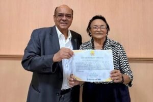 A foto mostra a pajé marajoara Zeneida Lima (à direita) e o presidente do Ideflor-Bio, Nilson Pinto (à esquerda).