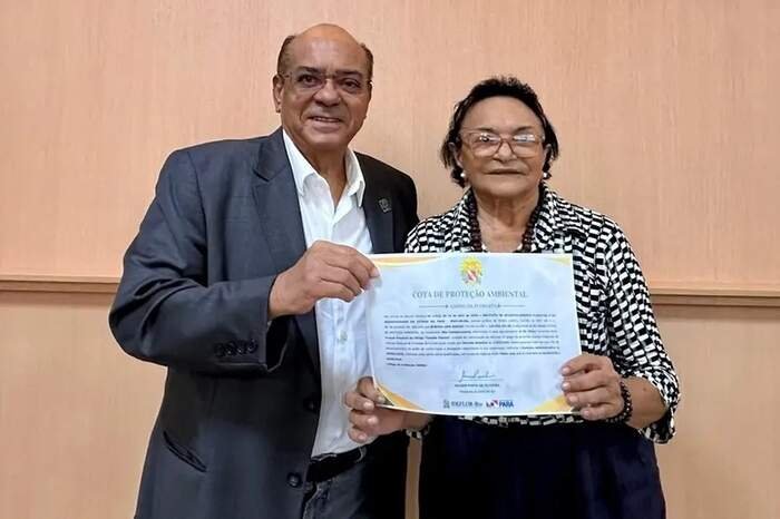 A foto mostra a pajé marajoara Zeneida Lima (à direita) e o presidente do Ideflor-Bio, Nilson Pinto (à esquerda).