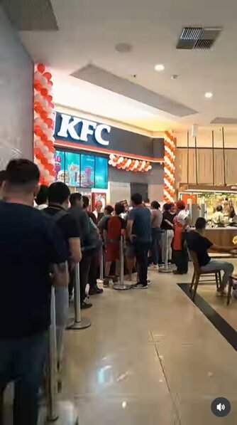 Paraenses fazem fila na inauguração do KFC em Belém