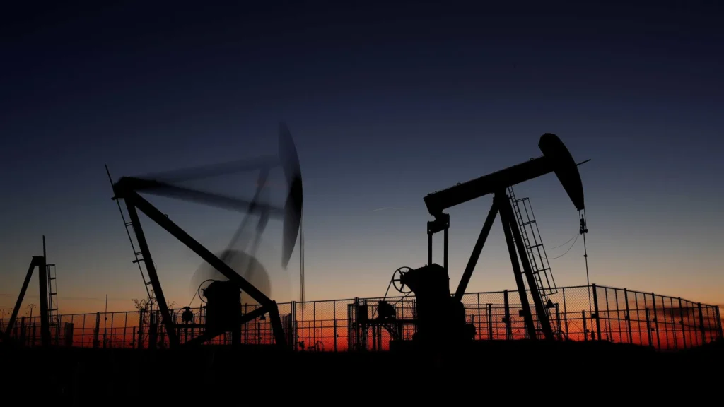 Petróleo dispara e dólar ganha força após Israel bombardear Irã