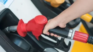 Preço da gasolina nas bombas cai menos da metade do esperado pela Petrobras