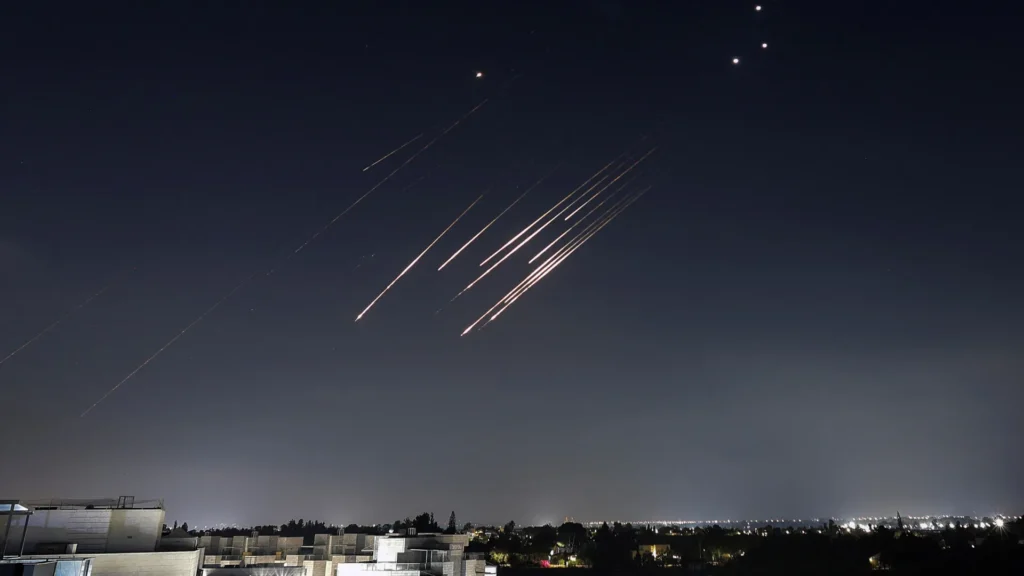 Registros (impressionantes): mísseis iranianos 'rasgam' céus de Israel