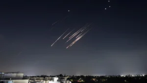 Registros (impressionantes): mísseis iranianos 'rasgam' céus de Israel