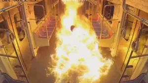 Revoltado com divórcio, homem incendeia vagão lotado em Seul; vídeo