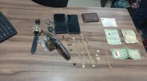 Suspeito tenta assaltar joalheria e morre em confronto com PM