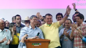 Tarcísio bajula Bolsonaro, repete bordão e solta um 'ihuuu' a pedido do ex-presidente