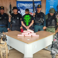 A imagem em destaque mostra agentes de segurança pública com a droga apreendida e o suspeito preso.