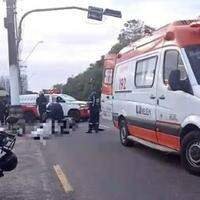 A imagem em destaque mostra uma ambulância do Samu e uma viatura da Polícia Militar no local do sinistro.
