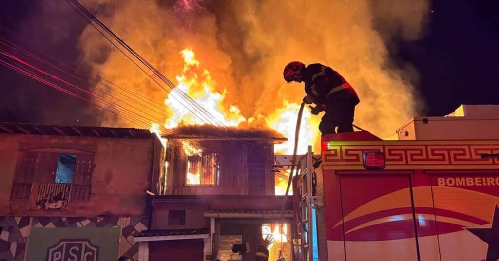 Incêndio atinge oito casas durante a madrugada no Guamá