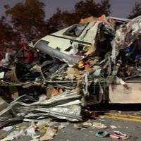 A imagem em destaque mostra uma ambulância e um dos automóveis envolvidos no sinistro.