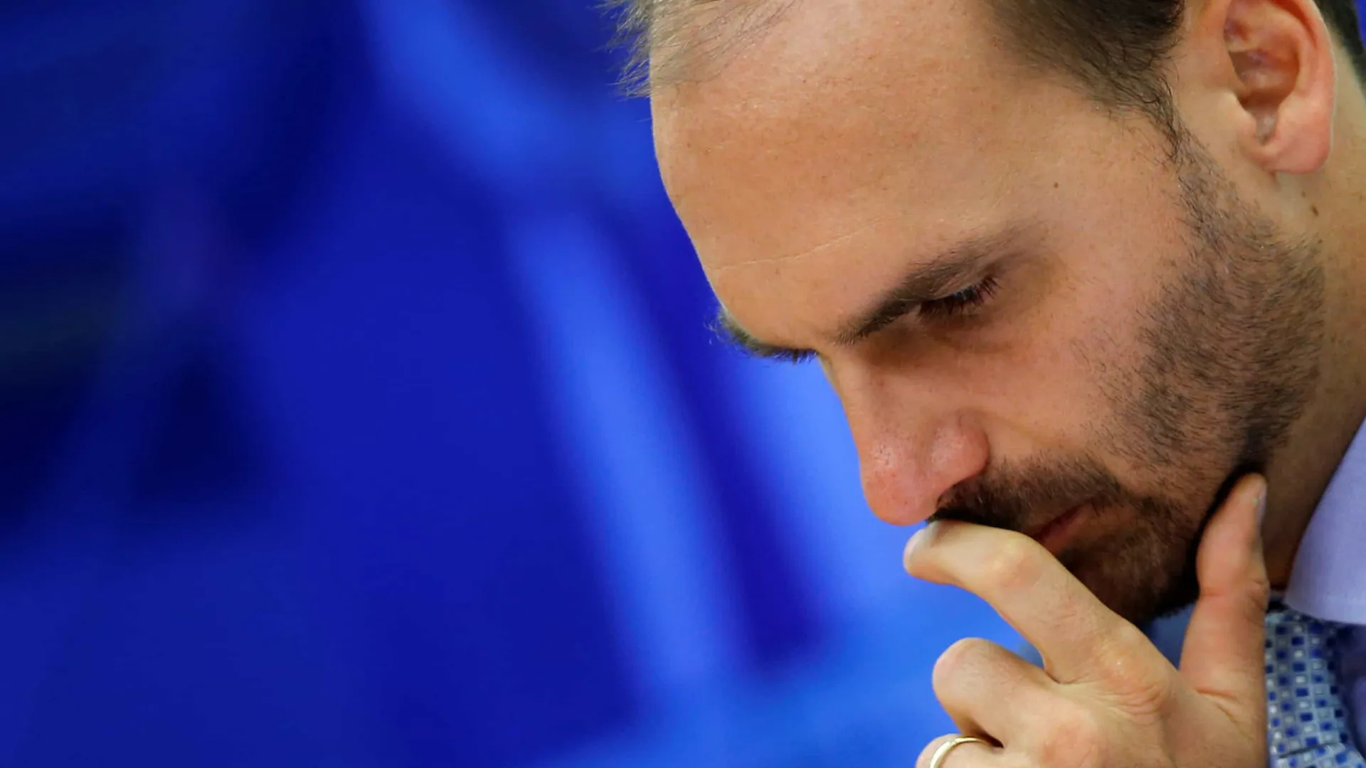 Atuação de Eduardo Bolsonaro no exterior desafia Justiça com enquadramento de crime