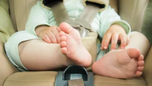 Brasileira é presa nos EUA por deixar filhos no carro durante onda de calor
