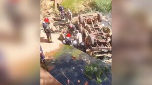 Carro capota dentro de córrego e motorista morre