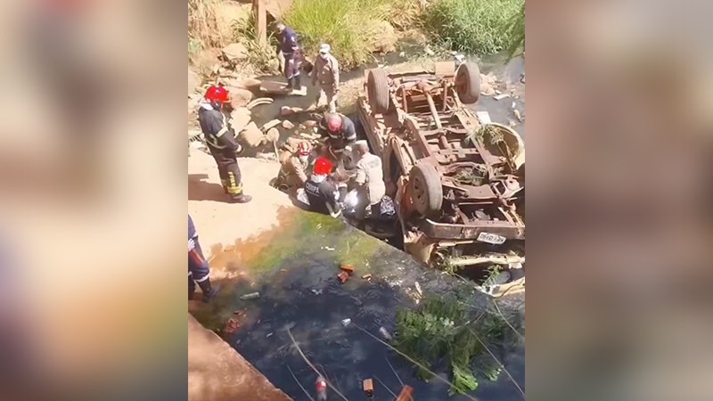 Carro capota dentro de córrego e motorista morre